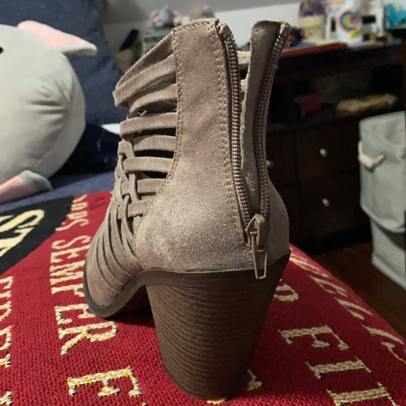 Brownish fergalicious boots - Picture 3 of 3